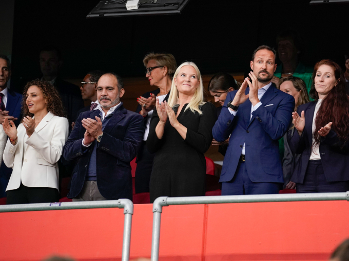 The Crown Prince and Crown Princess attended the match with General Secretary Samar Nassar og Jordan Football Association, Prince Ali bin Al Hussein, and President Lise Klaveness at the Norwegian Football Association. Photo: Stian Lysberg Solum / NTB